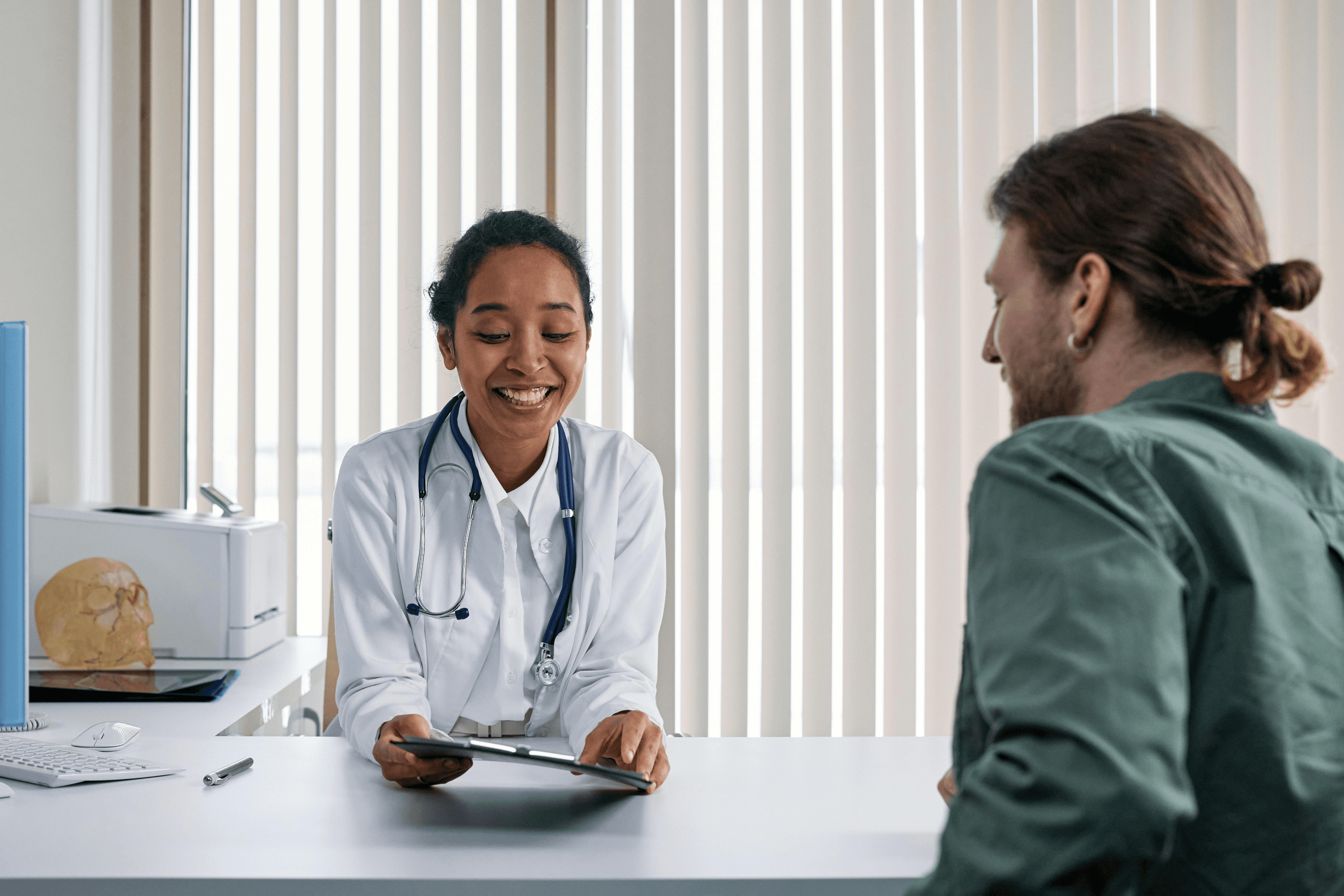 Un homme disute avec son médecin