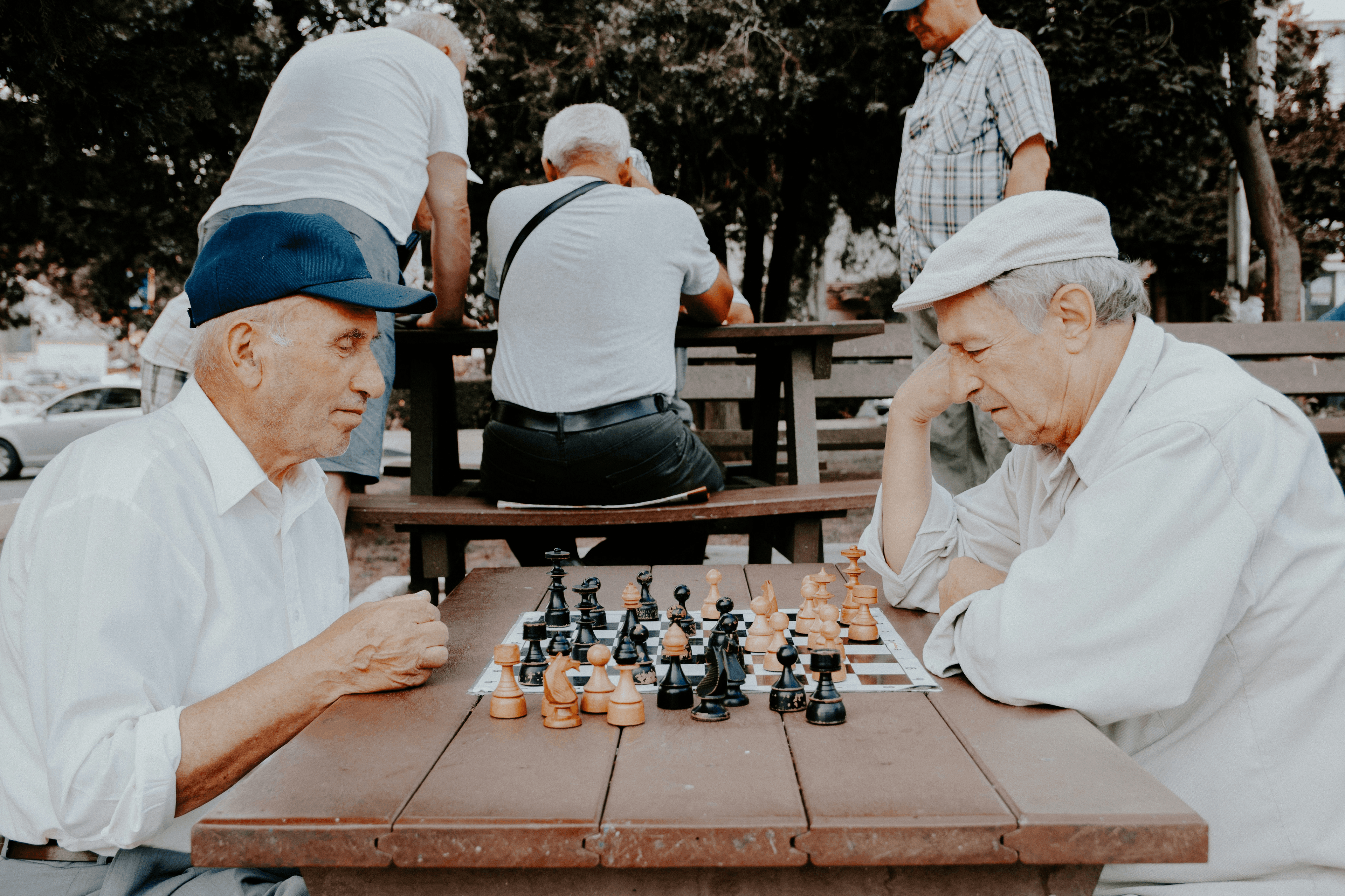 Deux hommes jouent aux echecs